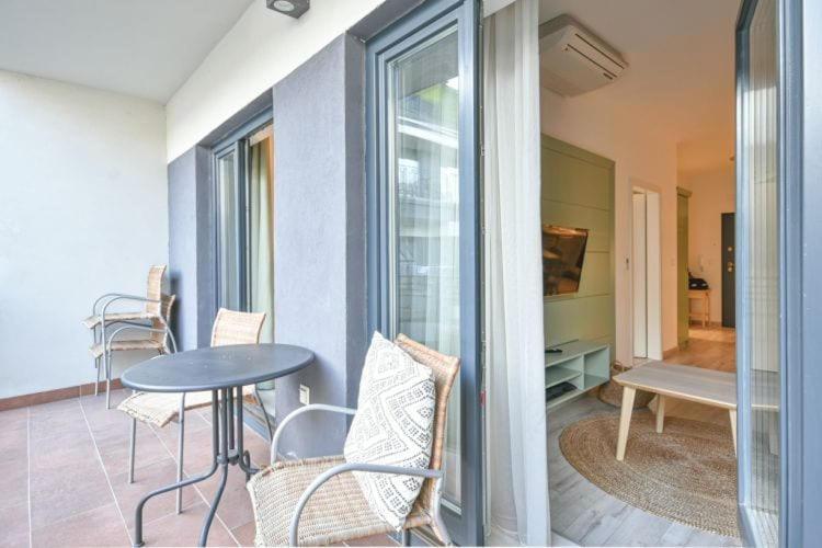 Boutique With Free Swimming Pool And Parking *