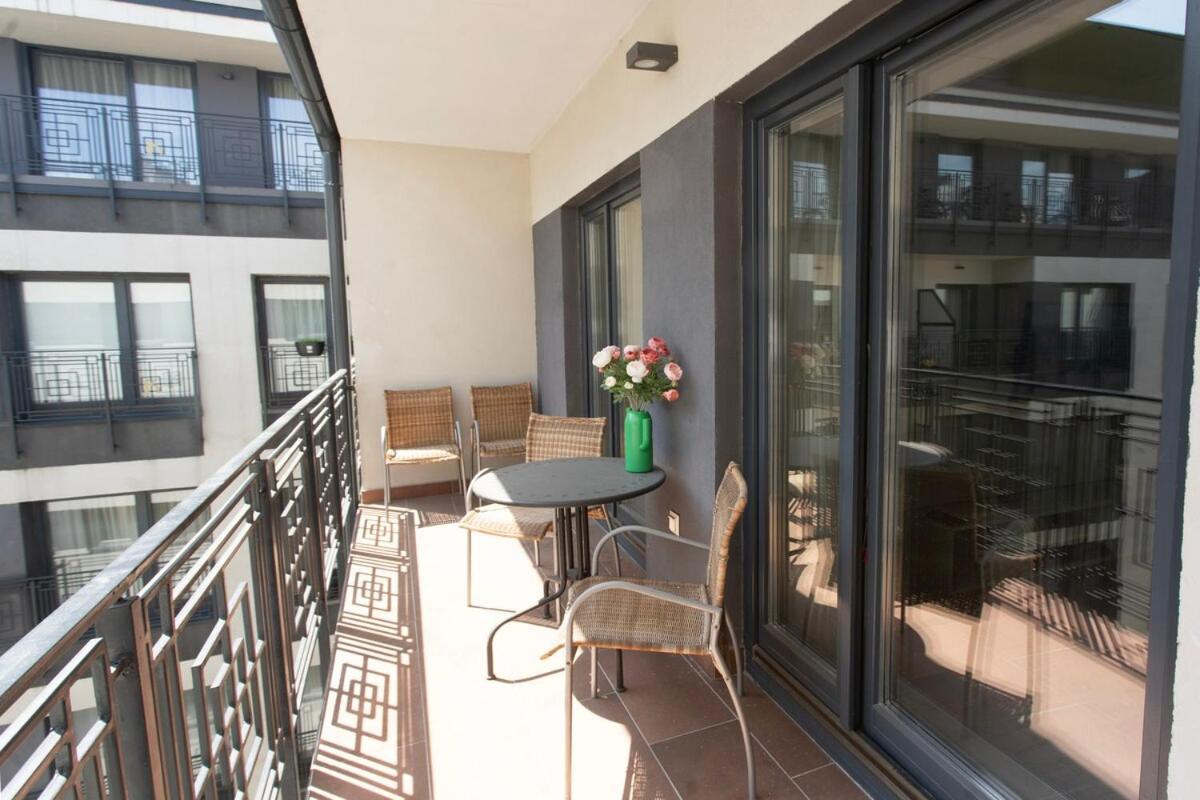 Boutique With Free Swimming Pool And Parking *